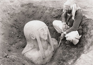 Faszinierendes Bild der Grabungen am Tell Halaf von Max von Oppenheim 1912 (1)