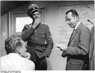 Von links: F. Beyer, H. Köfer und B. Apitz bei Dreharbeiten der DEFA "Nackt unter Wölfen". Foto: Bundesarchiv, Bild 183-A0816-0001-001 / Eva Brüggmann / CC-BY-SA 3.0