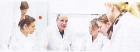 Begreifend lernen: Prof.-Dr. Bechmann schätzt die intensive Lehrsituation im Präpariersaal und den regen Austausch mit den Studierenden. Foto: Christian Hüller.