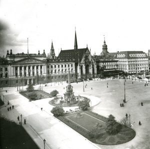 Augustusplatz mit Universität und Universitätskirche 1913 Foto: Wikipedia