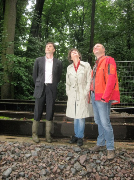 Christian Wirth, Rektorin Schücking und BM Heiko Rosenthal schauen auf den Auwaldkran, von re(3)