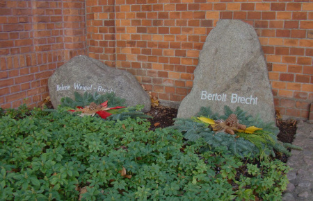 Die Grabstätte von Bertolt Brecht und seiner Frau Helene Weigel auf dem Dorotheenstädtischen Friedhof in Berlin. Foto: Hannelore Glatte, Berlin