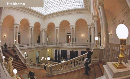 Die imposante Treppe und die umlaufende Galerie mit ihren hohen Rundbogenarkaden nach der Rekonstruktion.
