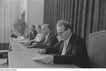 Podium der Bachfeier 1950, Günther Ramin im Vordergrund.
