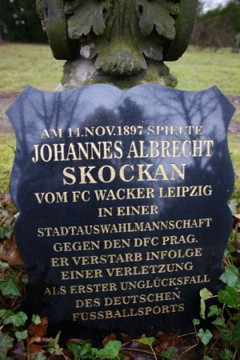 Grabplatte am Denkmal.
