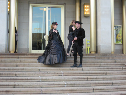 Gotik's auf der Operntreppe