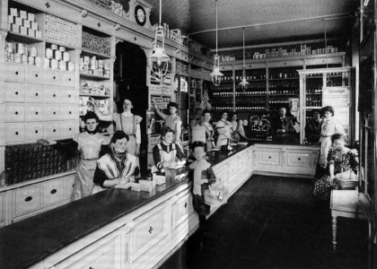 Das am 4. August 1884 eröffnete Ladengeschäft in der Bahnhofstraße 5, Innenansicht 1909.