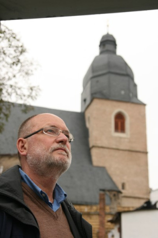 Prof. (em.) Dr. phil. habil. Thomas Topfstedt vor der Peter-Pauls-Kirche in Lutherstadt Eisleben  