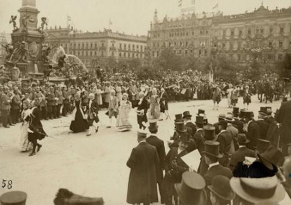 Beim Festumzug von 1909 - eine Gruppe von Studenten stellt Goethe mit seinen Bekannten auf der Leipziger Promenade um 1766 dar. Bild: UAL