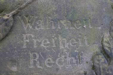 Inschrift des Grabes, von oben fotografiert.
