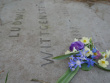 Blumen  am Grab Wittgensteins –  Leipziger Studentin in Cambridge