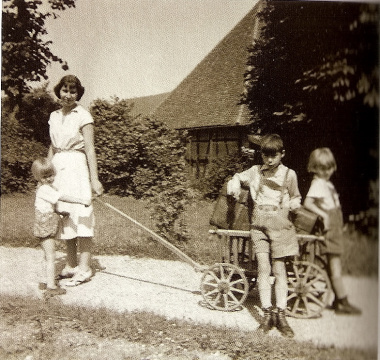 Nina von Stauffenberg mit ihren Söhnen in den Ferien in Lautlingen