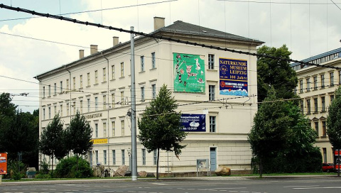 Leipzig, Naturkundemuseum Bis 1924 war in diesem Gebäude die II. Leipziger Bürgerschule untergebracht. Rechts angeschnitten die Häuserfassade des Beginns der Lortzingstraße (rechte Straßenseite, gerade Hausnummern).